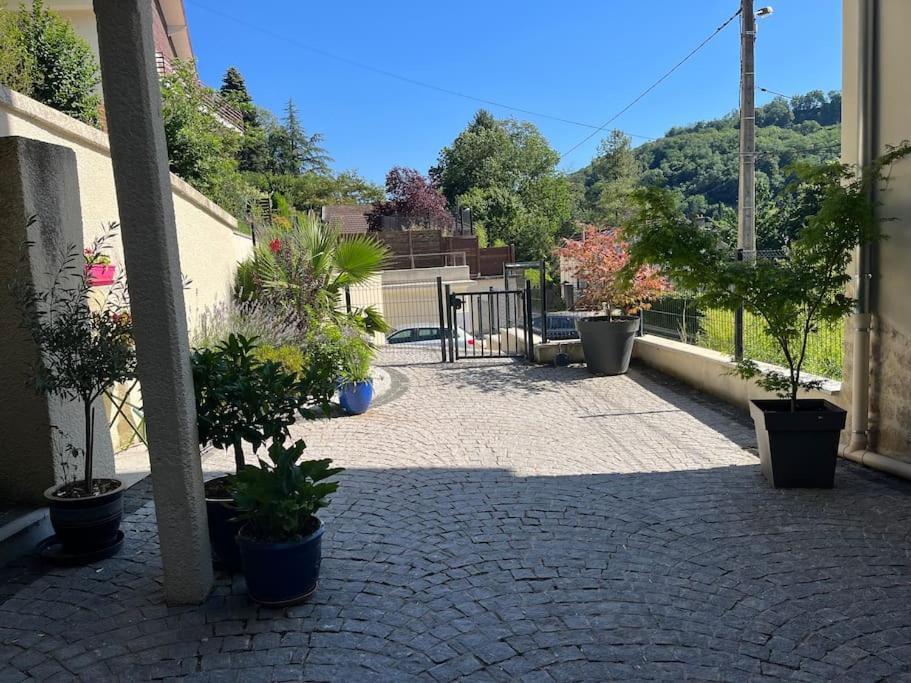 Charmant Appartement En Pierres Bourgoin-Jallieu Екстериор снимка